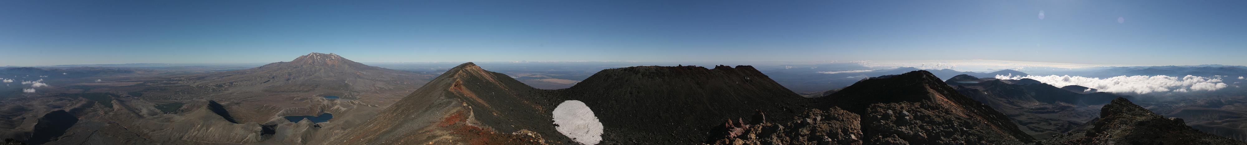 360-Grad-Panorama vom Gipfel des Ngaurohoe. Im Vordergrund kann man den Krater und ein kleines, verbleibendes Schneefeld erkennen