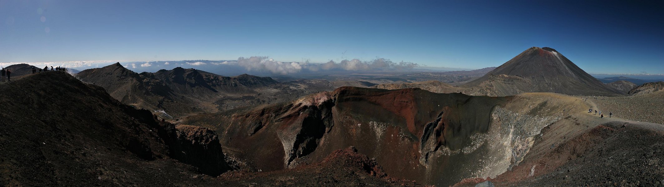 Blick in den Red Crater mit einem Riss in der Seitewand, an dem Lava ausgetreten war. Der Riss erinnert ein wenig an Schamlippen