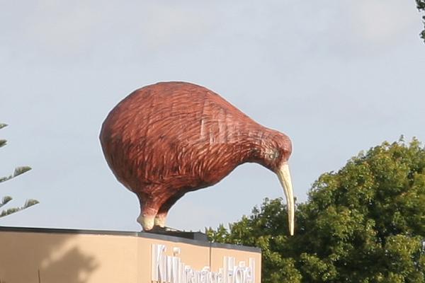 Eine riesige Kiwi-Skulptur auf dem Dach eines Hotels
