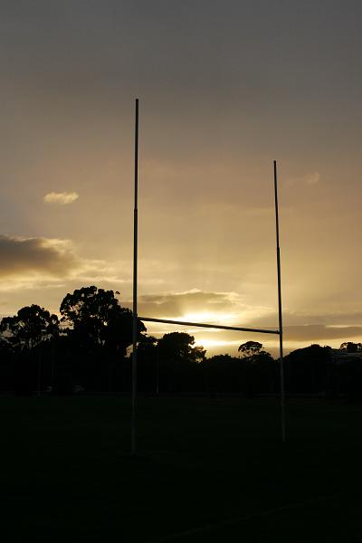 Ein Rugby-Tor im Sonnenaufgang