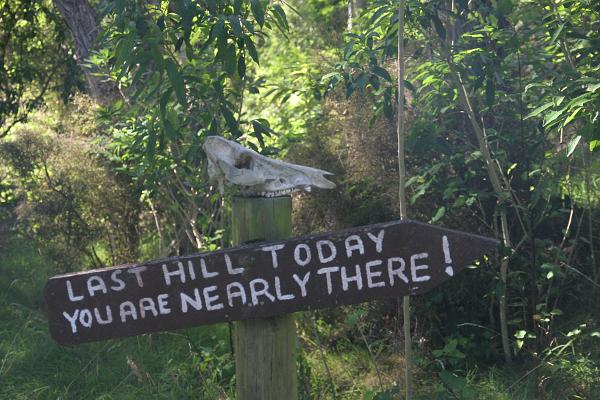 Ein Schafschädel auf einem Schild mit der Aufschrift: Last hill for today, you are nearly there!