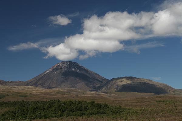 Der Ngauruhoe mit einer Wolke, die aussieht als würde er Dampf ausstoßen