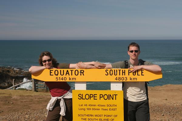 Manu und Markus am Wegweise an Slope Point. Bis an den Südpol ist es kürzer, als zum Äquator