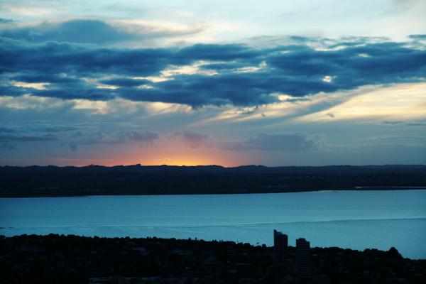 Blick aus dem Fenster des Skytower über die Bucht in richtung Sonnenuntergang