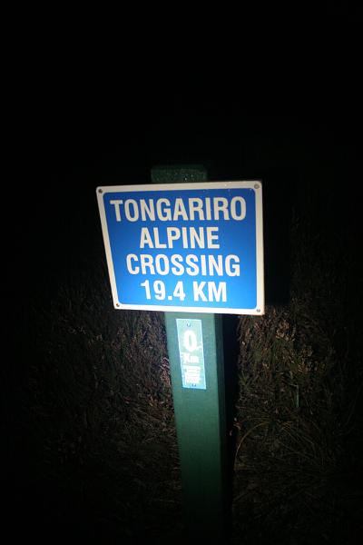 Ein Hinweisschild des Tongariro Alpine Crossing im Dunkeln