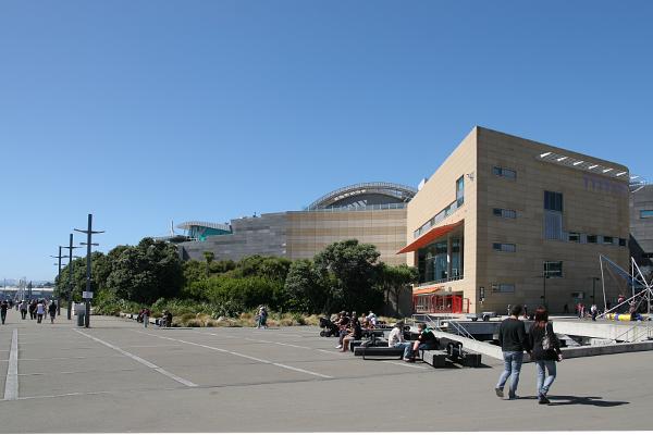 Blick auf den Eingang des Te Papa Museums