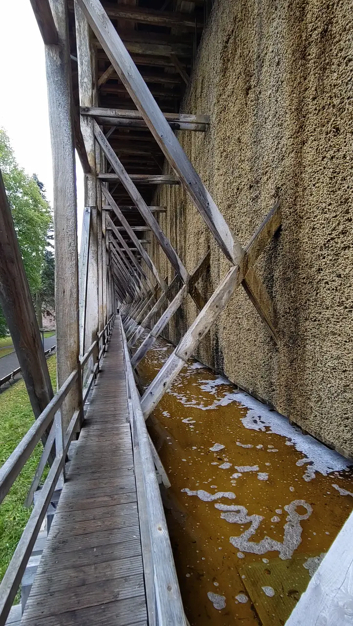 View along a corridor in the graduation tower. On the right you can see the stacked branches with the characteristic salt deposits.