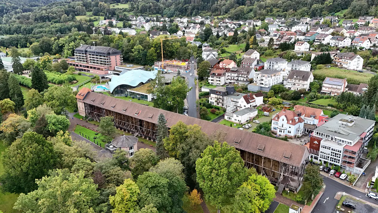 Part of the spa park in Bad Orb with the large graduation tower. Parts of the town can be seen in the background.