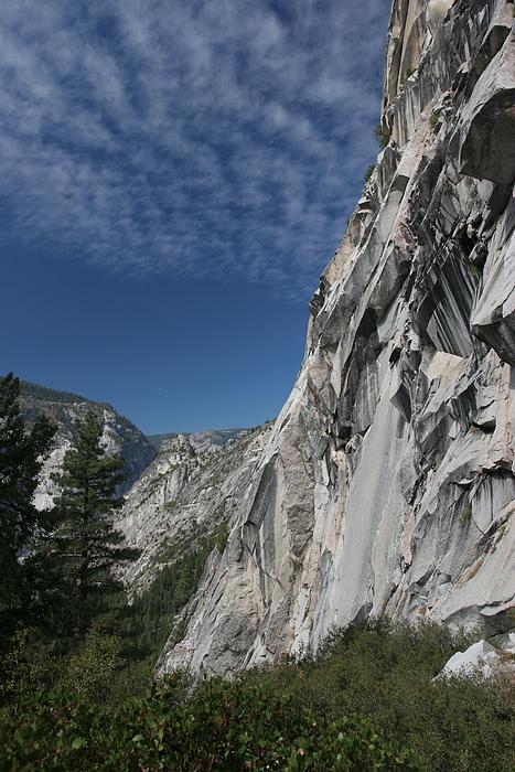 An der Steilwand entlang