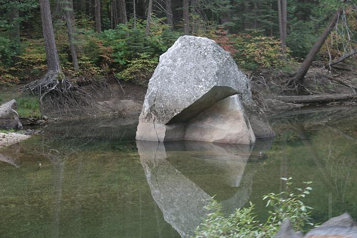 Ein Felsbrocken im Merced River