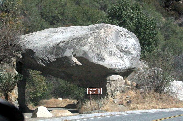 Der Tunnel Rock am Eingang des Sequoia National Park