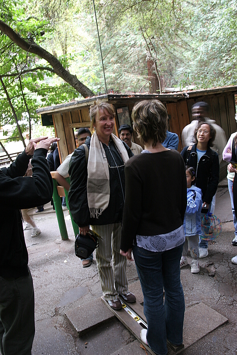 Bei der Führung am Mystery Spot